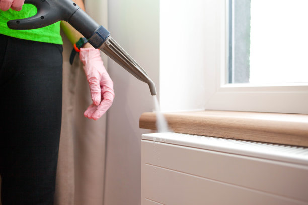 员工清洁服务处理蒸汽供暖散热器图片下载