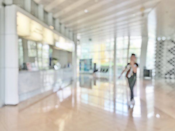 商业办公室大堂模糊的背景，银行接待大厅客户或病人柜台服务和收银台内模糊的医院，办公室或酒店等候大厅玻璃幕墙窗户图片下载