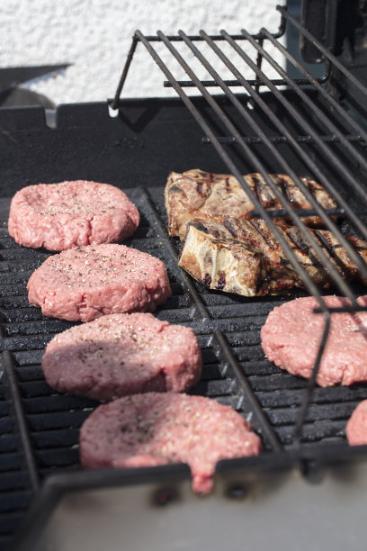在烤架上烤的生汉堡图片下载