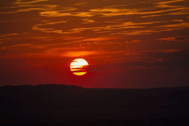 美丽的红色日落在地平线上。天空图片下载