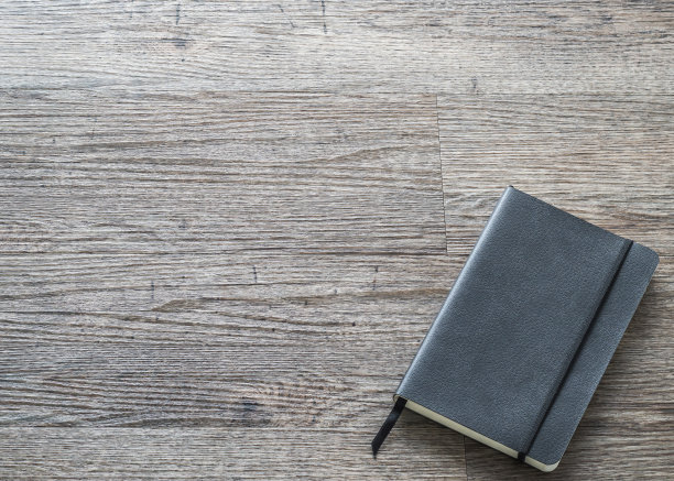 模型关闭日记本与空白黑色皮革封面模板纸纹理在深灰色木头桌子图片下载