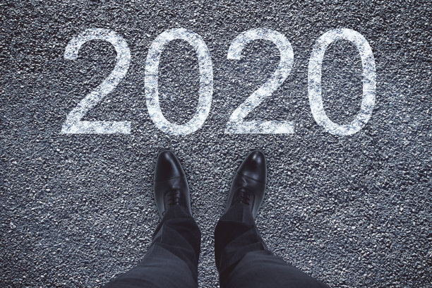 站在沥青路面上的商人图片下载