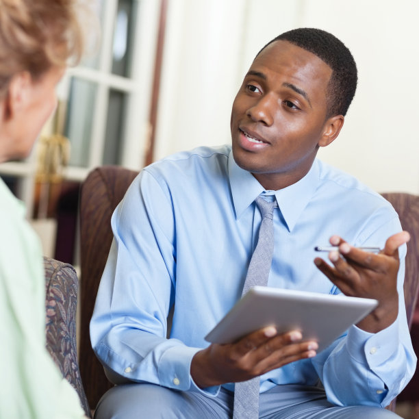 年轻的医生与病人讨论一些事情图片下载