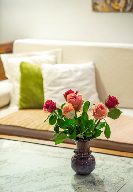 大理石桌上花瓶里的玫瑰。美丽的花朵在室内。特写镜头。图片下载