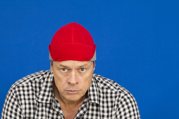 戴红帽子的男人图片下载