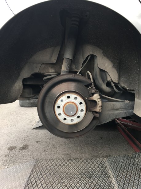 在役汽车的刹车图片下载