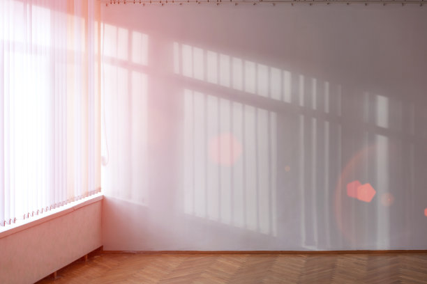 明亮的晨光透过窗户照进来图片下载