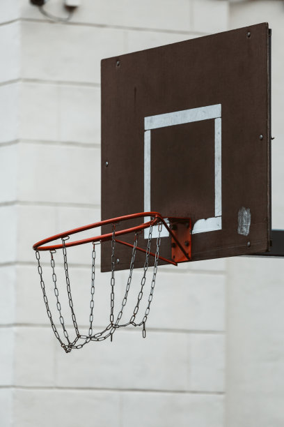 篮筐在街上。体育城的游乐场。图片下载