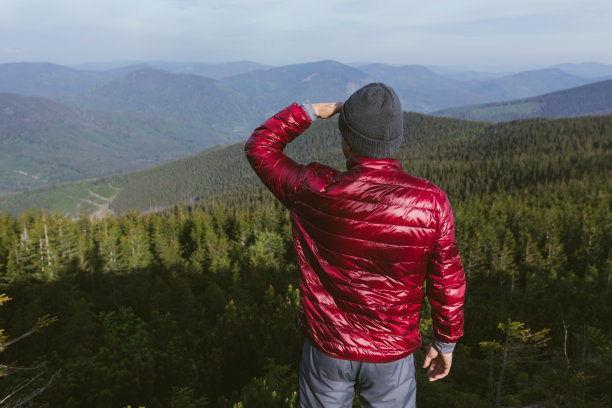 一个山顶上的旅行者图片下载