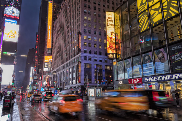 雨中之夜，纽约曼哈顿时代广场的出租车图片下载