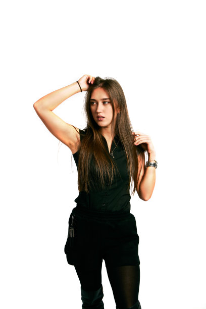 穿黑衣服的年轻美女的肖像。有着不同情感的模范女孩。图片下载