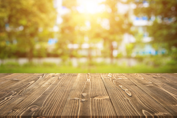 木板或桌子和抽象模糊的背景。免费空间可用于照片蒙太奇或产品展示设计和广告图片下载