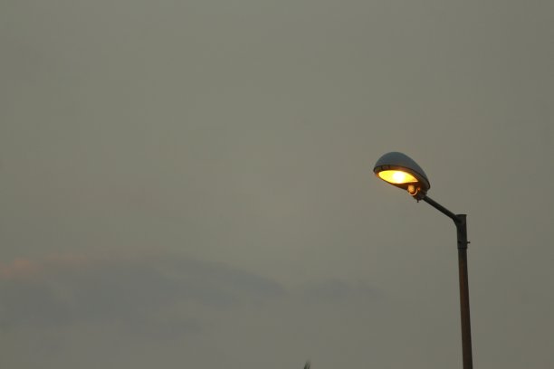 照亮了街道图片下载