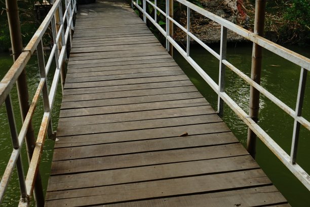 河上的小木桥图片下载