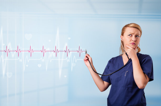 正在听红色脉搏和心率的漂亮医生图片下载