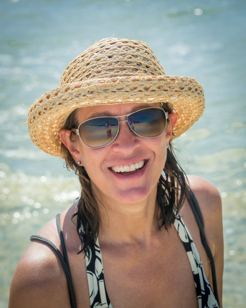 快乐的50岁女人，享受海滩生活图片下载