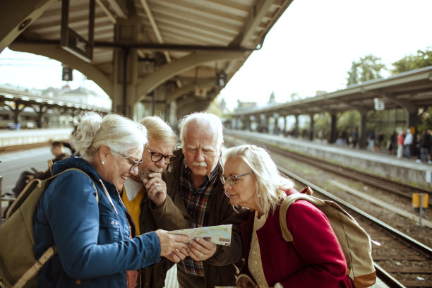 老年人在火车站图片下载