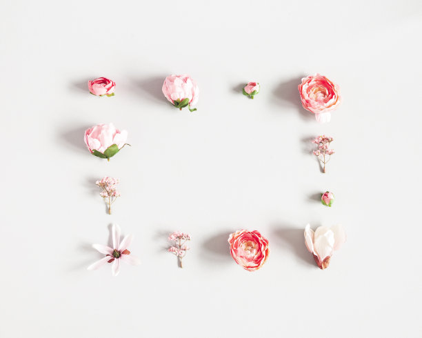 花组成。框架由粉红色的花在柔和的灰色背景。情人节、母亲节、妇女节概念。平铺，俯视图，拷贝空间图片下载