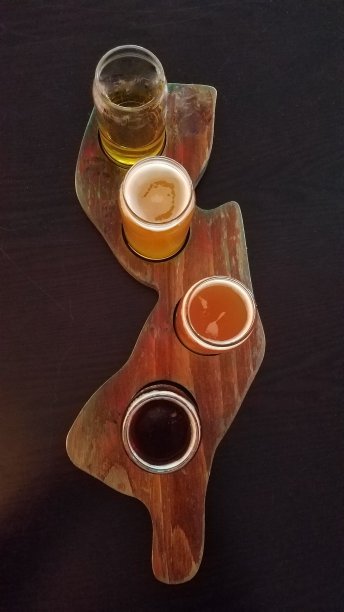 啤酒的样品品种水龙头，顶视图，在独特的木板图片下载