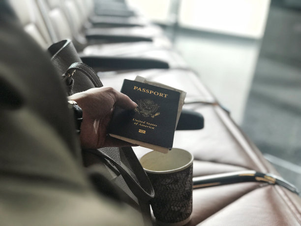 不认识的国际旅行者在等待航班图片下载