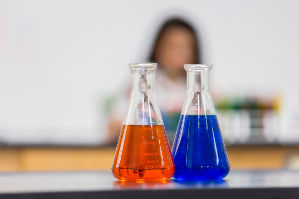 学校科学实验室里两个满瓶的特写图片下载