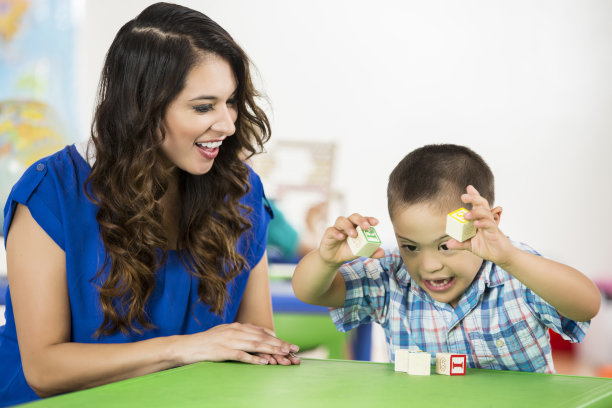 有特殊需要的学龄前儿童在治疗期间玩积木图片下载