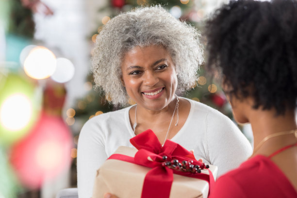 快乐的老婆婆送给女儿圣诞礼物图片下载