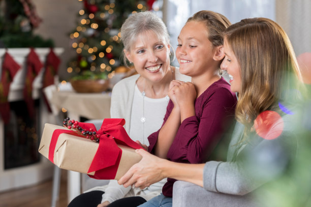 小女孩兴奋地打开圣诞礼物图片下载