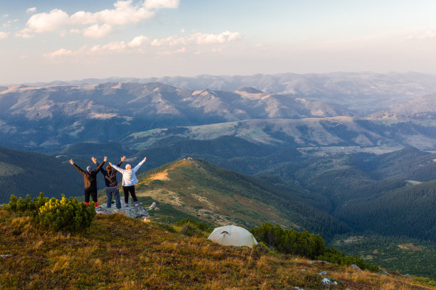 朋友们在山上举起手来图片下载