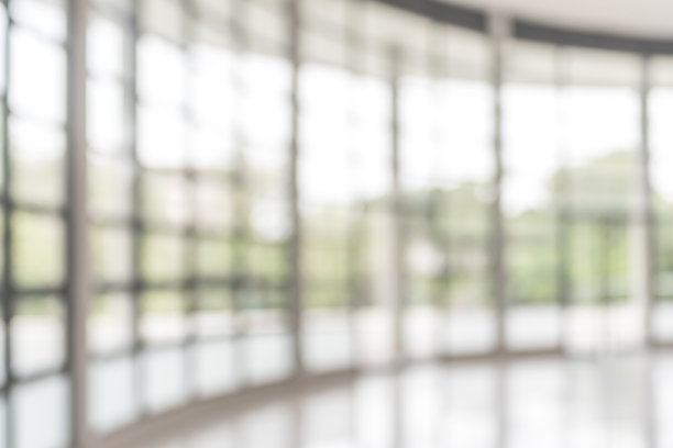 模糊背景的室内视图面向空的办公室大堂和入口门和玻璃幕墙图片下载