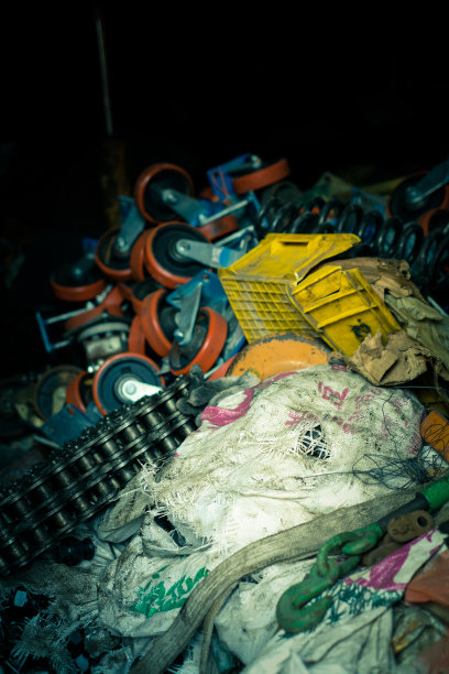 垃圾堆或垃圾填埋场中的垃圾堆，各种类型的废物，如备件、钢铁、乡村金属。全球变暖概念图片下载