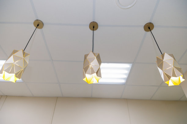 一家服装店的天花板上有三盏漂亮的吊灯图片下载