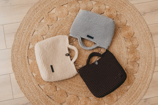 在木地板上收集女士包。图片下载