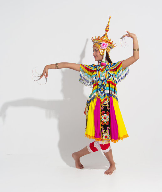 年轻女子头戴泰国传统南部服饰和头饰，表演基本的民间舞蹈，白色背景上的黑色阴影倒影图片下载