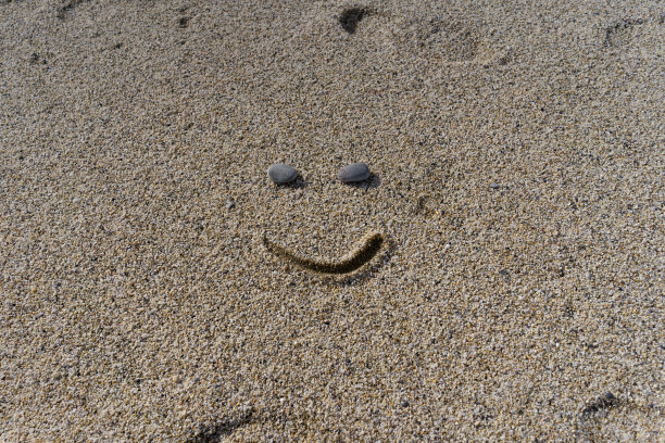 笑声响彻沙土。图片下载