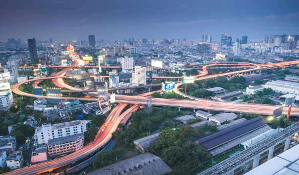 全景城市景观商业区(巴图南，中央世界，曼谷，泰国)大厦黄昏图片下载