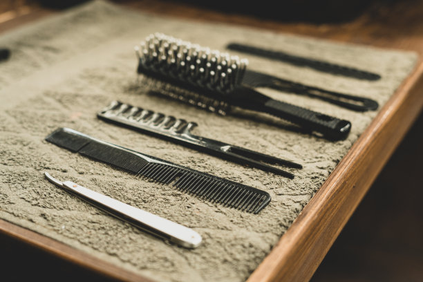 理发店的理发工具。理发师的工具。剪刀，梳子，剃须刀，剪子。向导的工具。工作场所的组织。有选择性的重点。图片下载