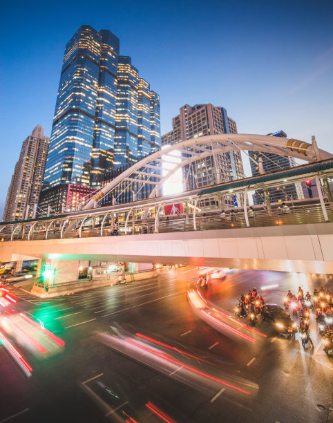 人行天桥Narathiwas-Sathorn。泰国曼谷中央商务区市中心崇农西空中火车站的空中漫步图片下载