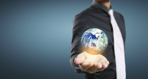 人类手中的地球，地球图片由NASA提供图片下载