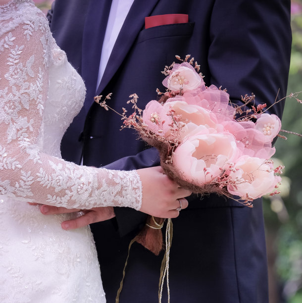 新娘手捧新娘鲜花图片下载