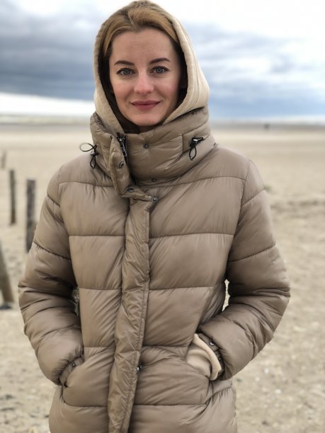 沙滩上一个金发女孩的肖像图片下载