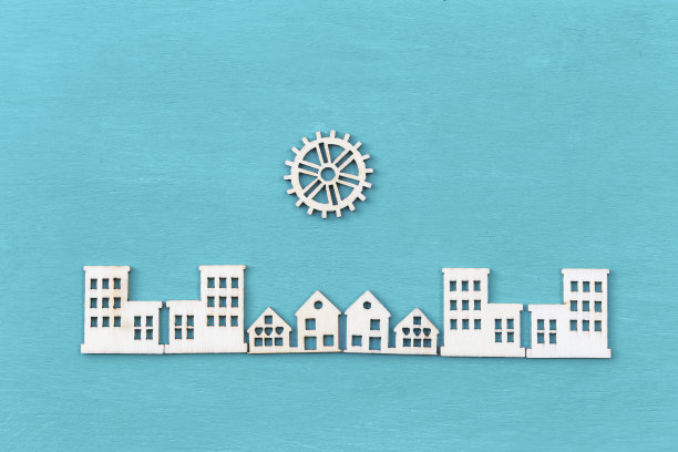 建筑中切割的胶合板和齿轮形状排列在蓝色纹理背景上图片下载