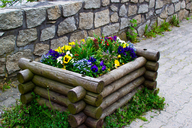 木制花盆，有黄色，白色，紫色，蓝色和红色的花图片下载