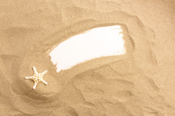 白色背景上的沙子。夏季背景与复制空间和框架的文本。前视图。图片下载