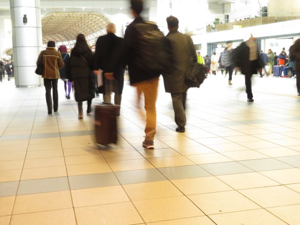 在车站过道里通勤图片下载