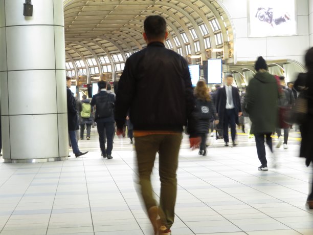 在车站过道里通勤图片下载