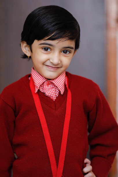 穿着校服的印度小女孩，表情丰富图片下载