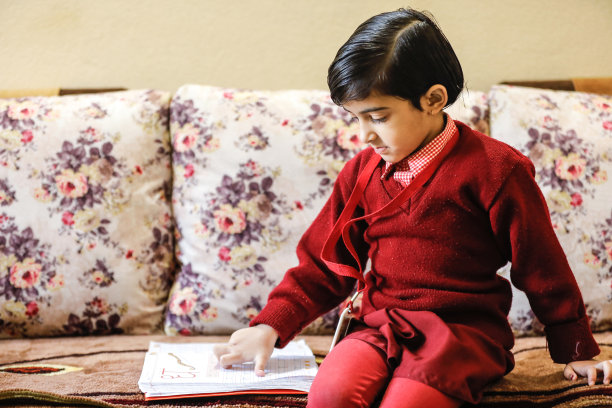 穿着校服的印度小女孩，表情丰富图片下载