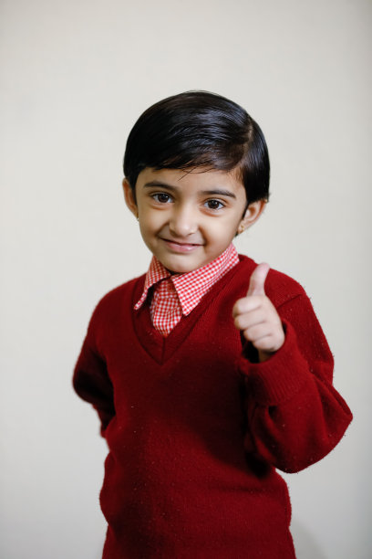 穿着校服的印度小女孩，表情丰富图片下载