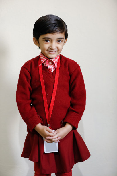 穿着校服的印度小女孩，表情丰富图片下载